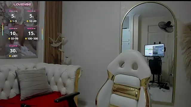 Evarosses__ live room snapshot on Stripchat