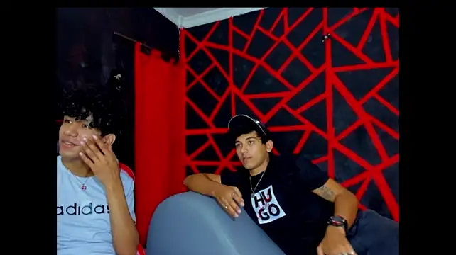 FRIENDS_LATINOS momentopname van live room op Stripchat