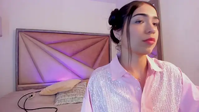 FaloonRoussel live room snapshot on Stripchat