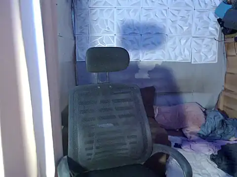 Fuckable_April69 live room snapshot on Stripchat
