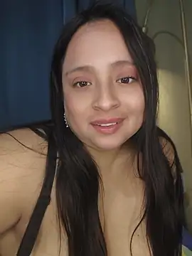 Gatitadiablita35 live room snapshot on Stripchat