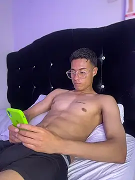 GusXxx1 momentopname van live room op Stripchat