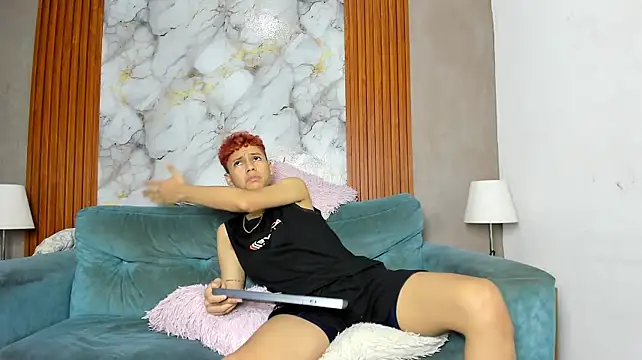 HORNY_PRETTY live room snapshot on Stripchat