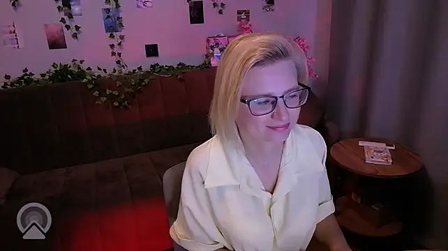 Helen_birdd Momentaufnahme des Live-Raums auf Stripchat