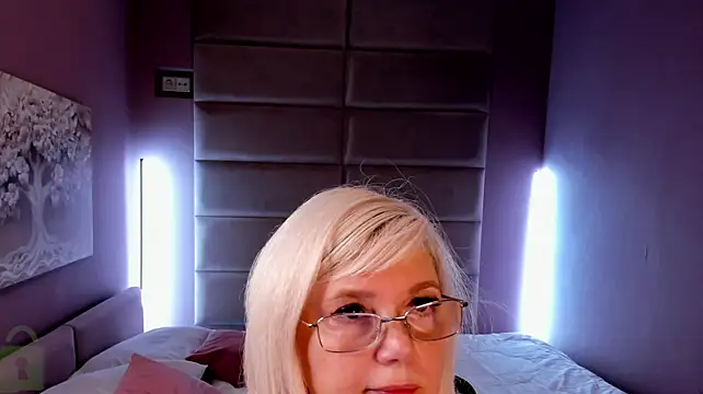Hella_Fabel live room snapshot on Stripchat