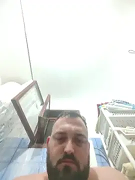 Horneymonster222 momentopname van live room op Stripchat
