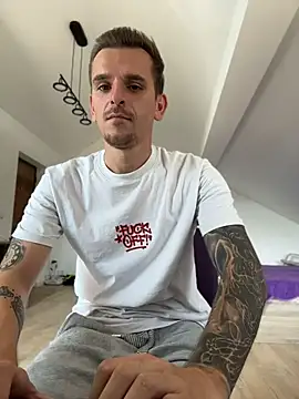 Huge_cock22cm live room snapshot on Stripchat