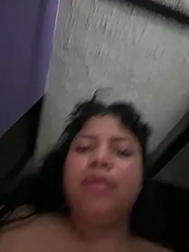 Iamkriss_25 live room snapshot on Stripchat