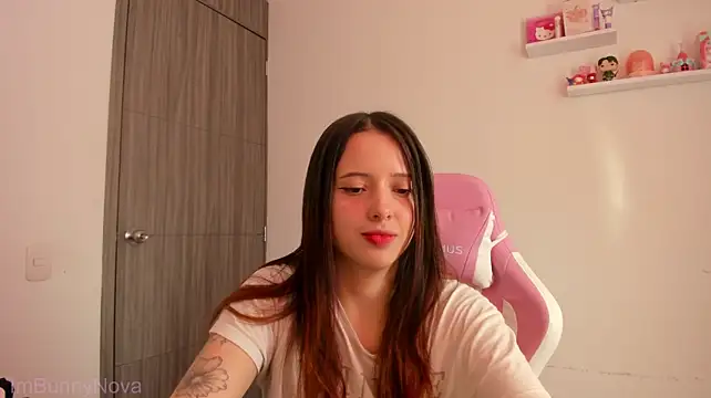 ImBunnyNova momentopname van live room op Stripchat