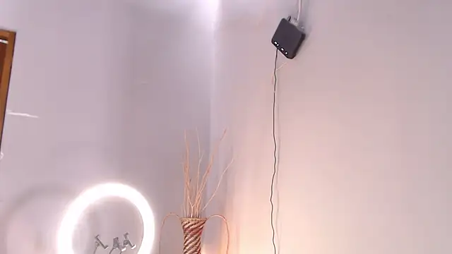 Im_bella Momentaufnahme des Live-Raums auf Stripchat