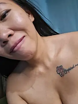 Imyourlover69x live room snapshot on Stripchat