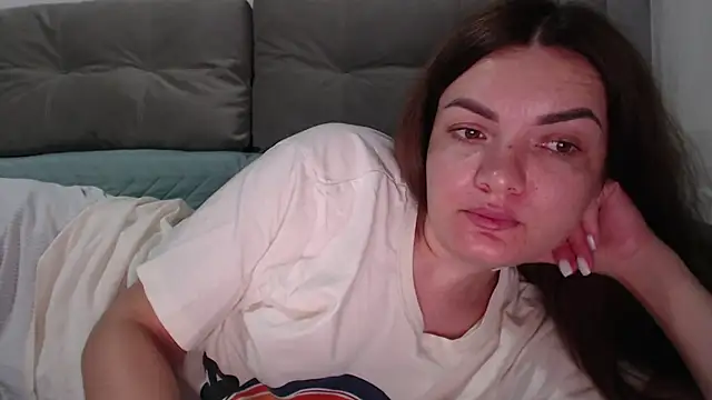 Isabelitta333 live room snapshot on Stripchat