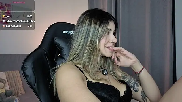 Isabella_Bliss live room snapshot on Stripchat