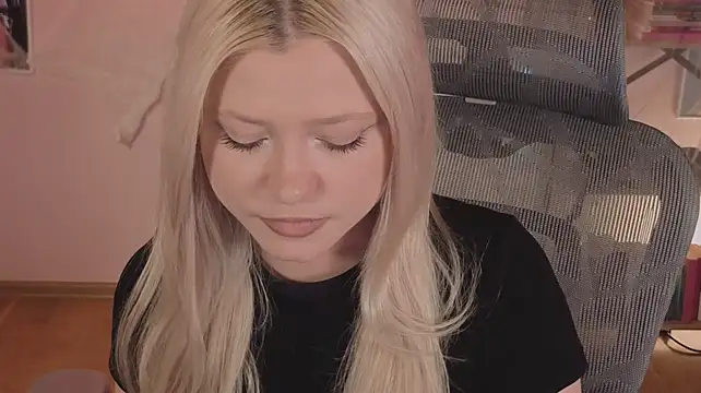 ItsJustGia momentopname van live room op Stripchat