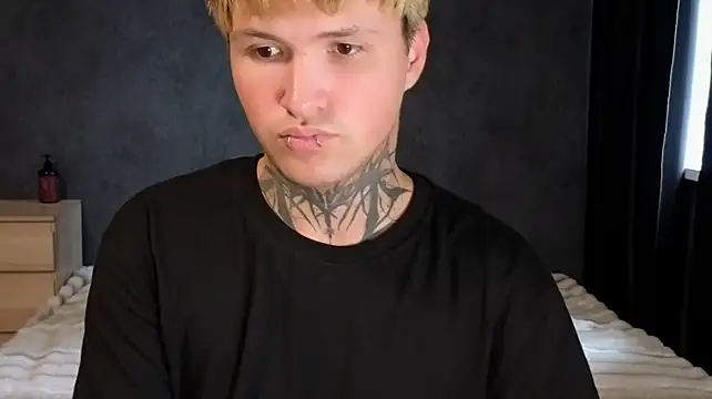 JonnyDarkk momentopname van live room op Stripchat