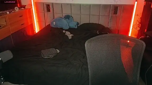 JordanShow live room snapshot on Stripchat