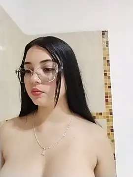 Julianne_valerin live room snapshot on Stripchat