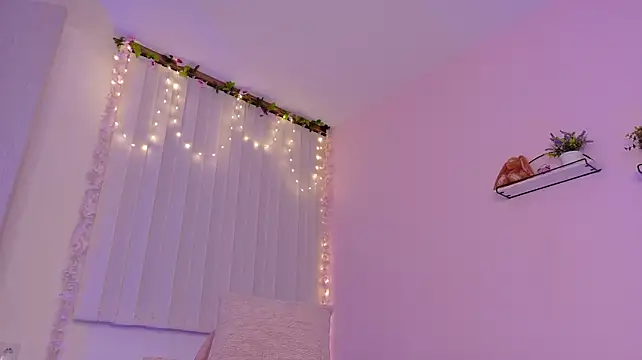 Julie_Bennet live room snapshot on Stripchat
