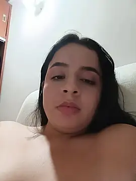 Julieth_hot-69 снимок онлайн-комнаты на Stripchat