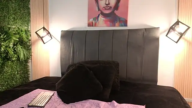 Jullzz__ live room snapshot on Stripchat