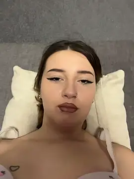 KiraSakura captura de la sala en vivo en Stripchat
