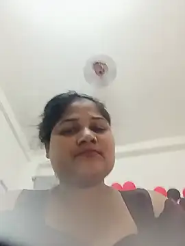 KissMeKavya momentopname van live room op Stripchat