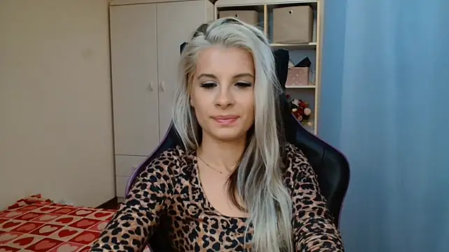 KristineGlow momentopname van live room op Stripchat