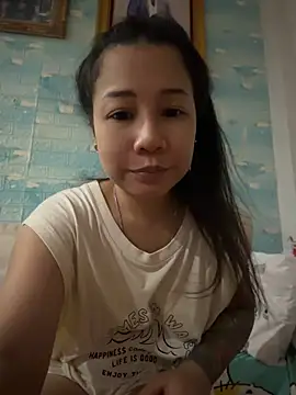 LINDA_HD live room snapshot on Stripchat