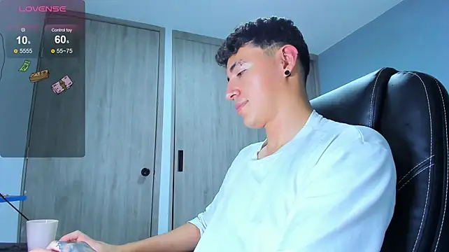 LOBO_ALPHA momentopname van live room op Stripchat