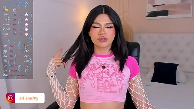 LOISE-XX live room snapshot on Stripchat