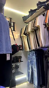 Laia_Hills Momentaufnahme des Live-Raums auf Stripchat