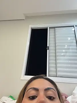 LariiHotWife live room snapshot on Stripchat