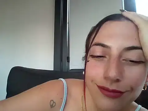 LatinDolliee снимок онлайн-комнаты на Stripchat
