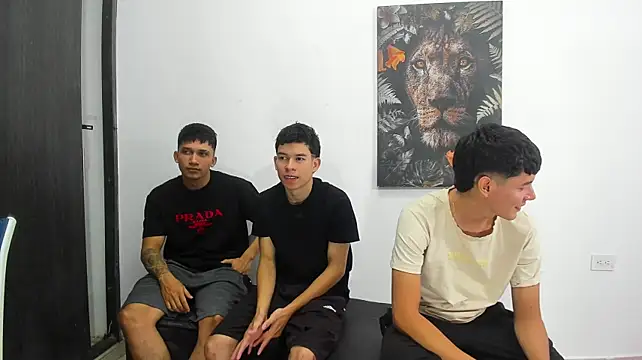 Latinhot_crazyysex live room snapshot on Stripchat