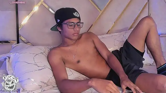 LiamKron live room snapshot on Stripchat