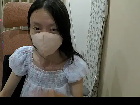 Lil-Cherry live room snapshot on Stripchat