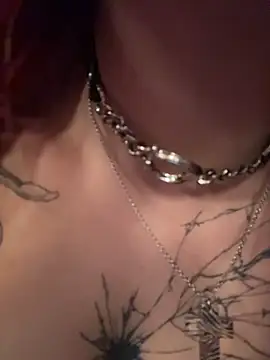 Lilly__Kiss live room snapshot on Stripchat