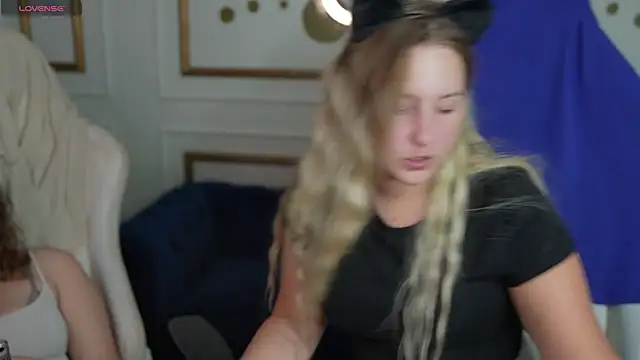 LilySweet054 live room snapshot on Stripchat