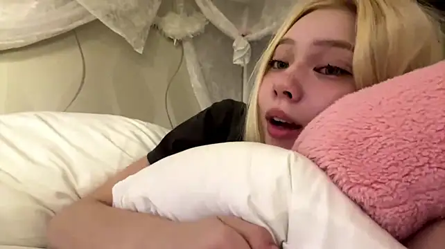 LinaFloww live room snapshot on Stripchat