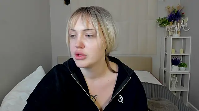 Linda_Merssedes Momentaufnahme des Live-Raums auf Stripchat