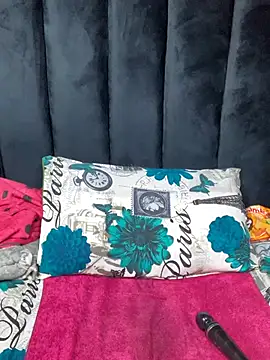 Littlebunny33 live room snapshot on Stripchat