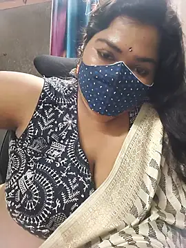 Liyaa_24 live room snapshot on Stripchat