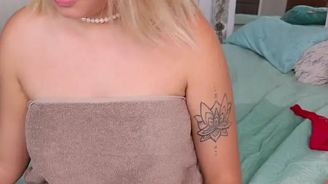 LizaSlutty live room snapshot on Stripchat