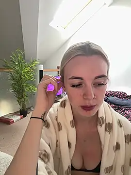 Lolabunnyblondie momentopname van live room op Stripchat