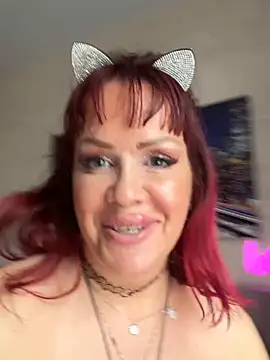 Lolaley2 live room snapshot on Stripchat