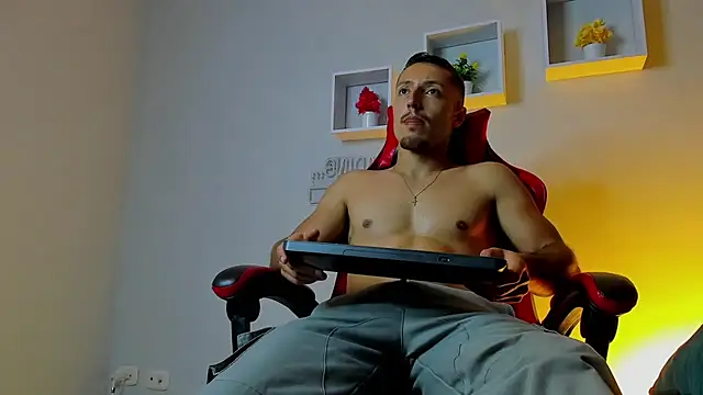 Lorenzo_Vellum live room snapshot on Stripchat