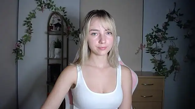 LuciaYoung снимок онлайн-комнаты на Stripchat