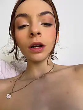 LucianaAriaas_ live room snapshot on Stripchat