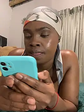 LuciousLips96 live room snapshot on Stripchat