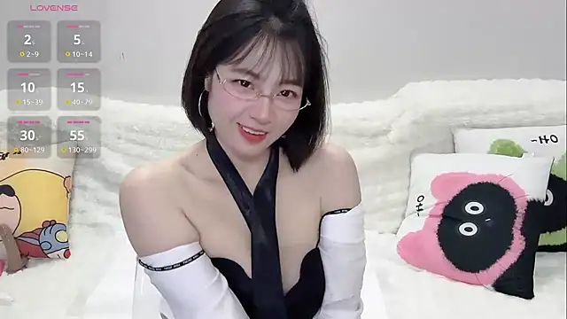 Lucy-8 live room snapshot on Stripchat